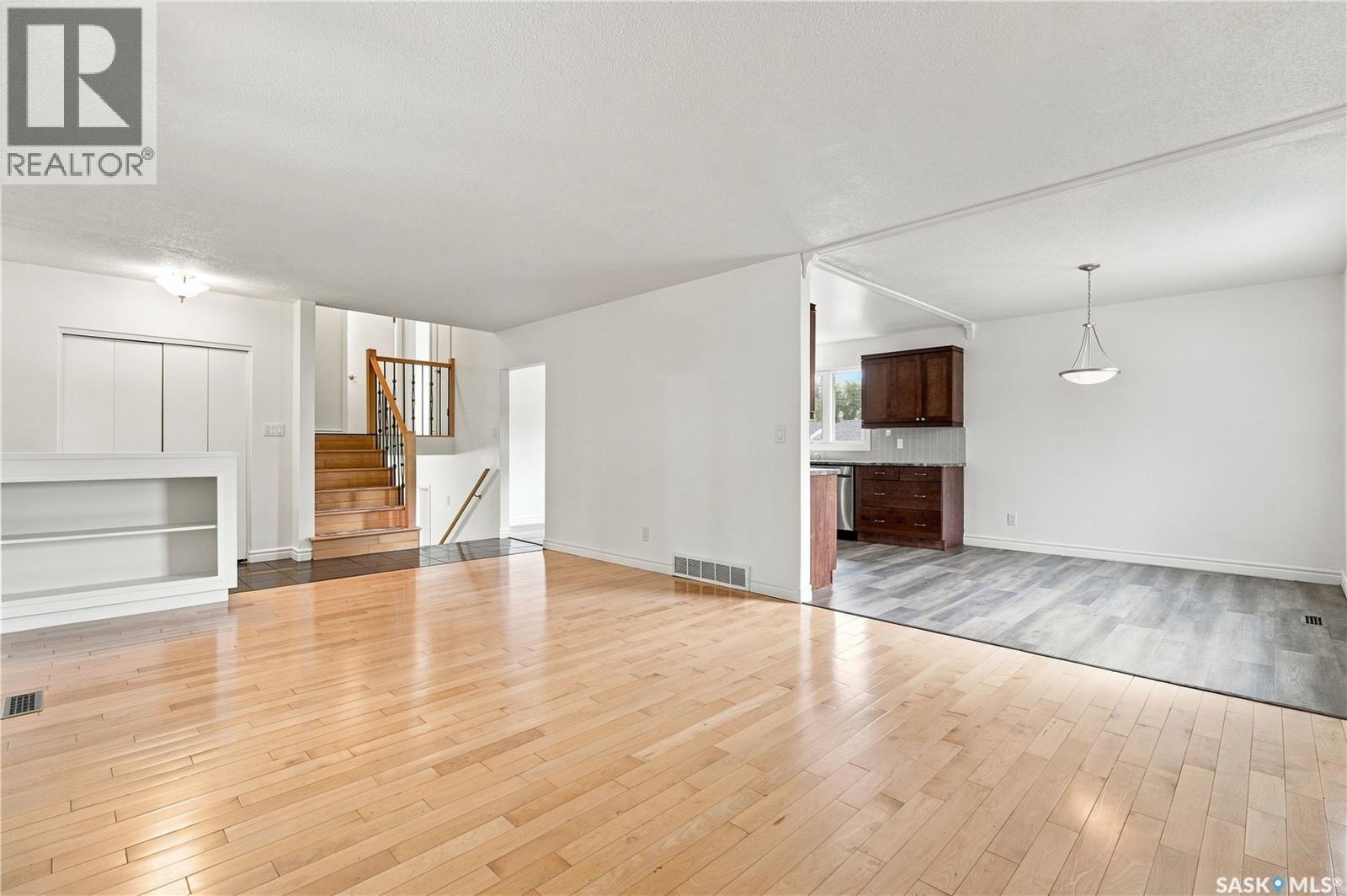 4059 Elphinstone Street, Regina, SK - Indoor