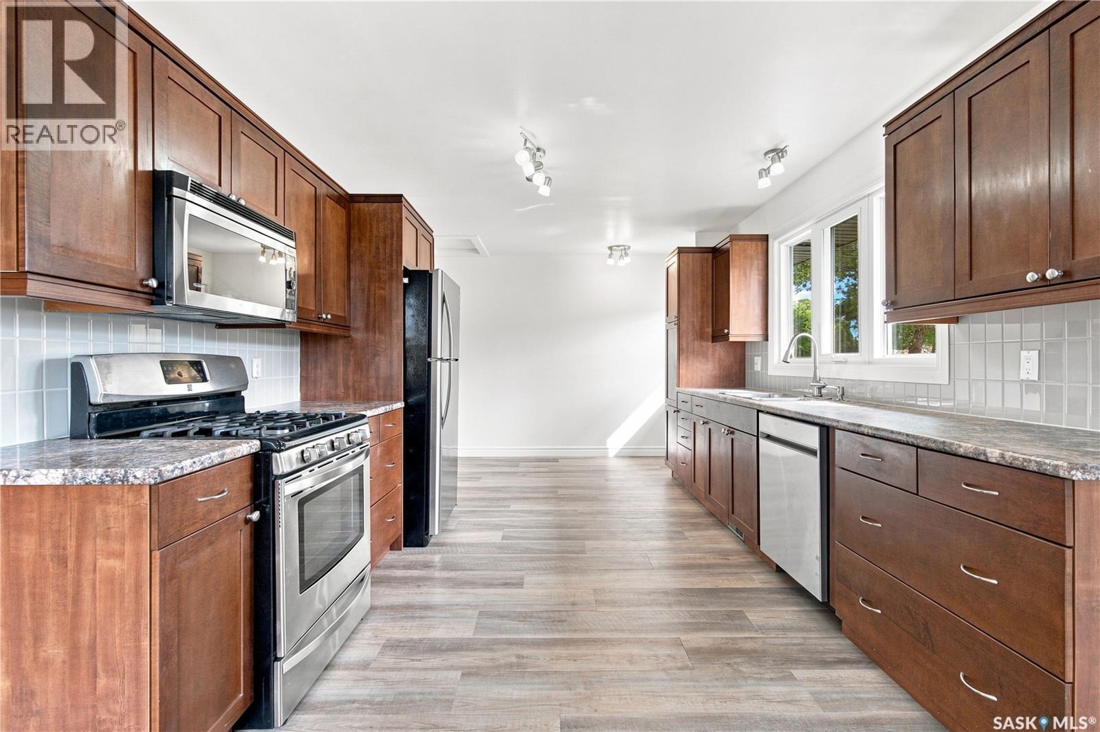 4059 Elphinstone Street, Regina, SK - Indoor Photo Showing Kitchen