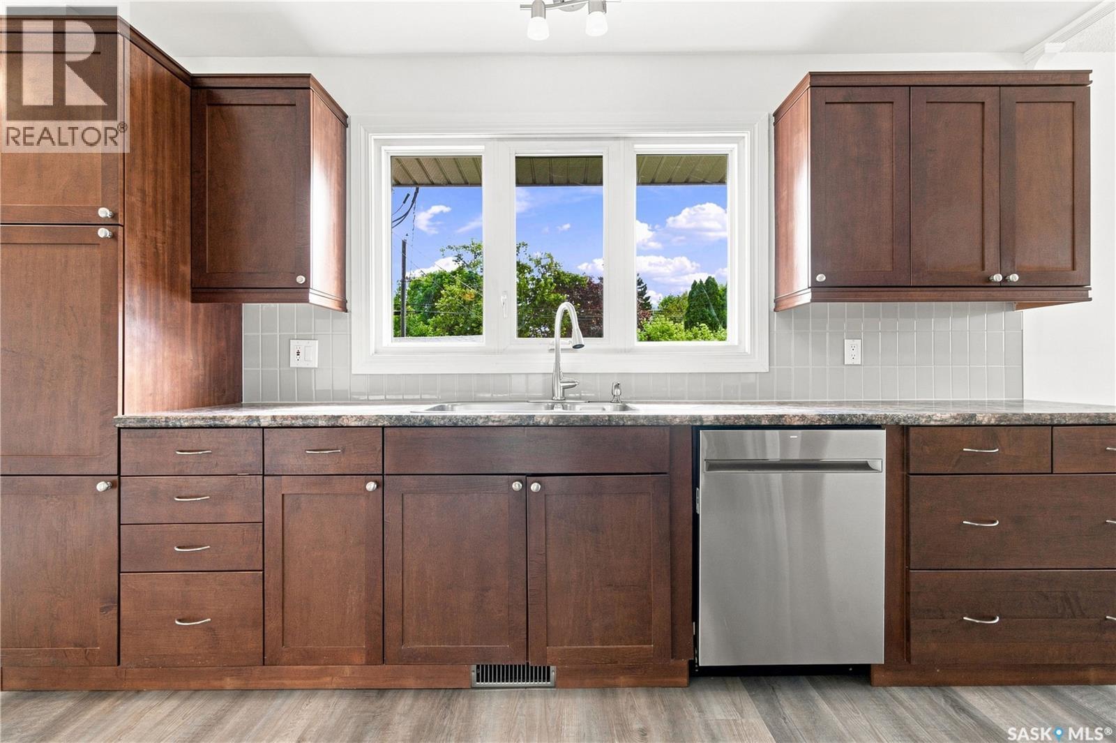 4059 Elphinstone Street, Regina, SK - Indoor Photo Showing Kitchen With Double Sink