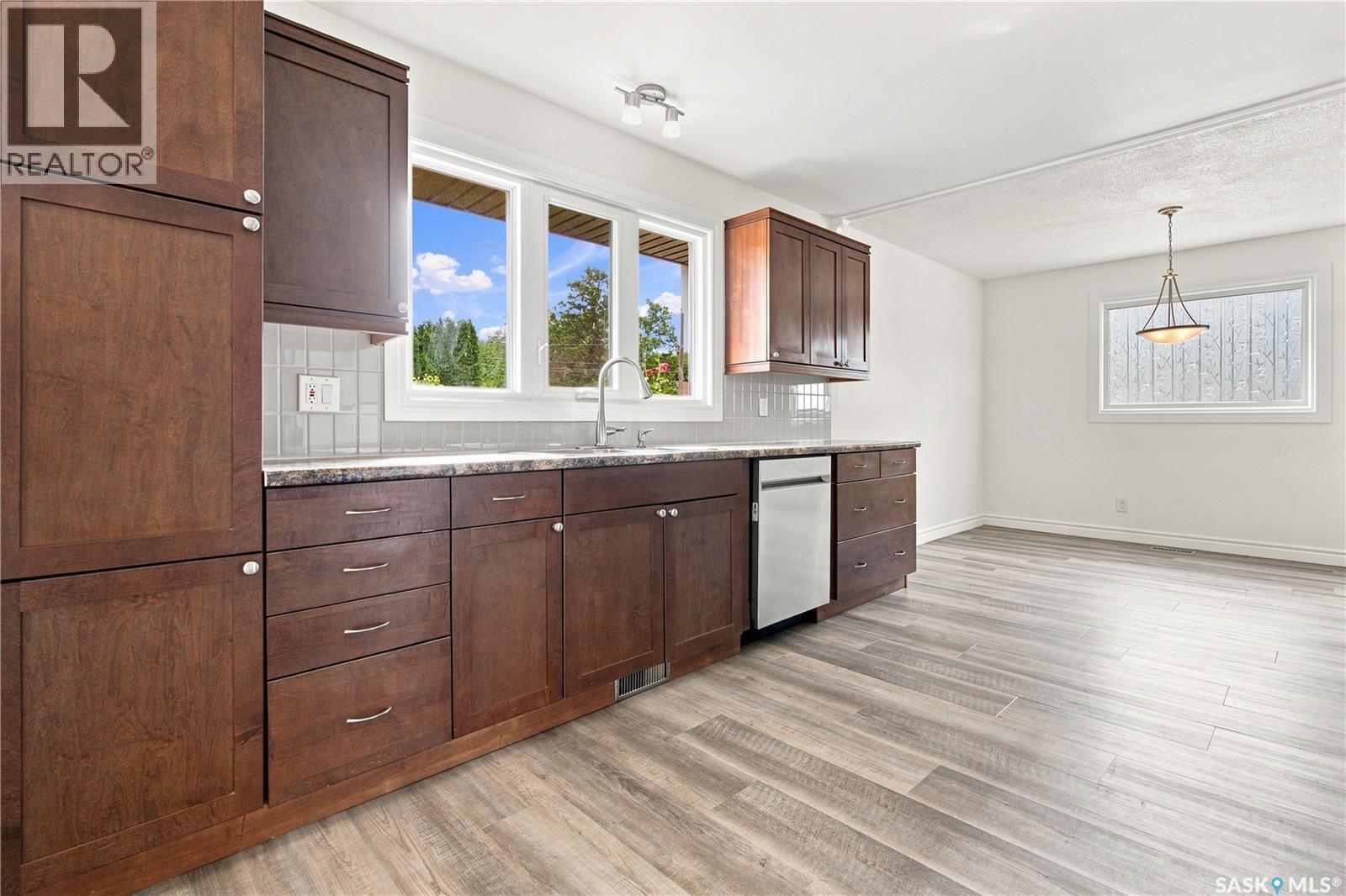 4059 Elphinstone Street, Regina, SK - Indoor Photo Showing Kitchen