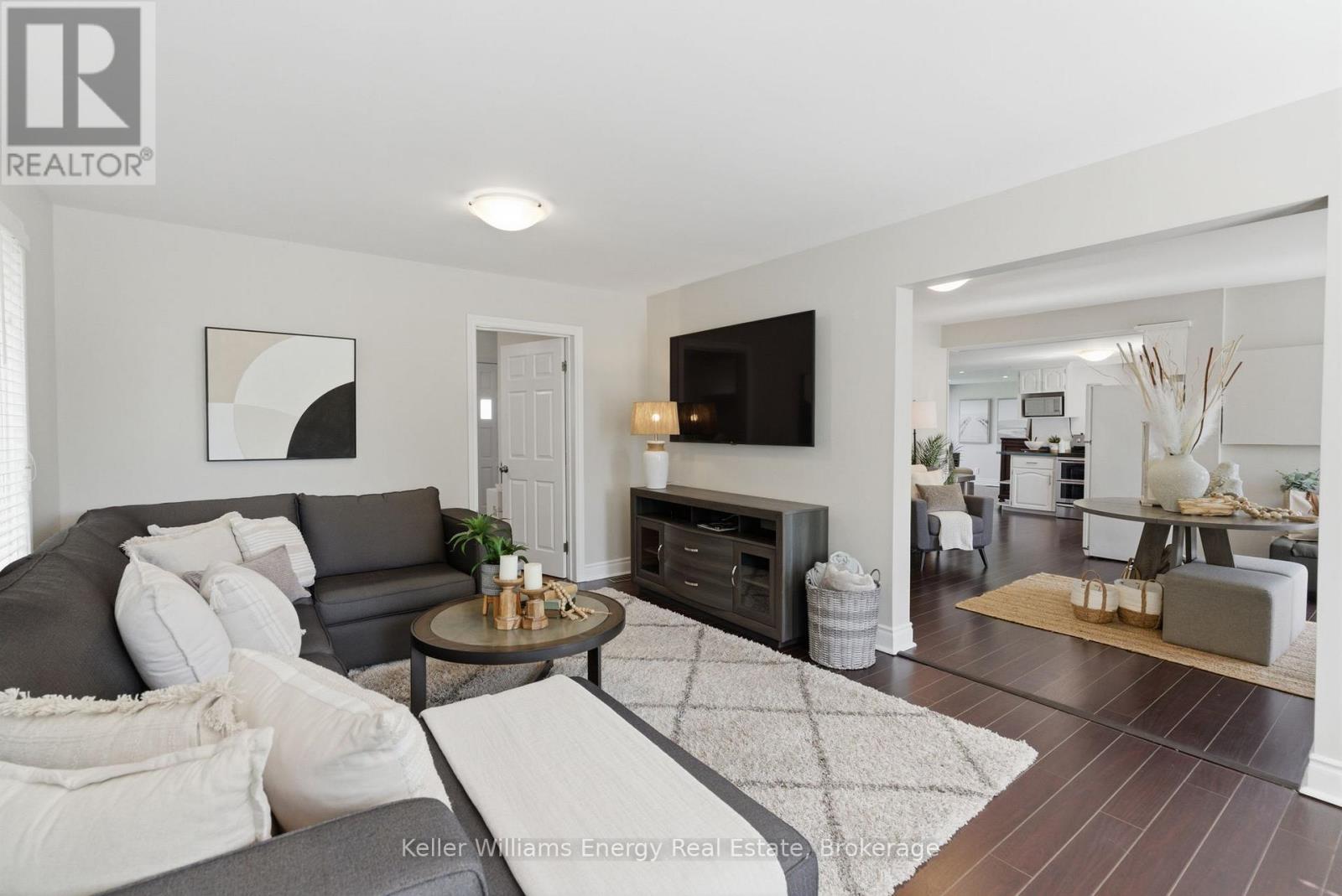 67 Edgewood Crescent, Scugog, ON - Indoor Photo Showing Living Room With Fireplace