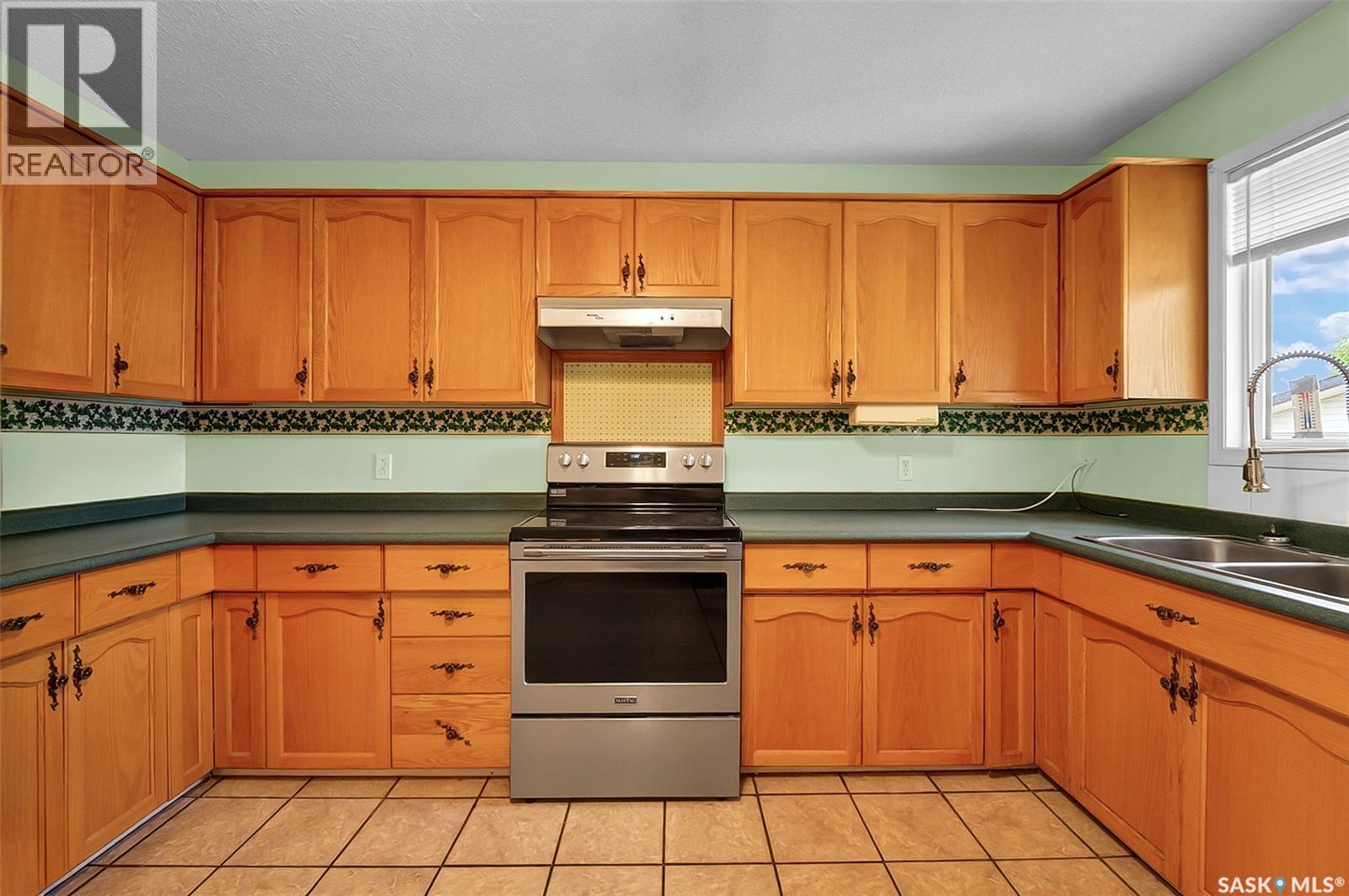 504 4Th Avenue W, Biggar, SK - Indoor Photo Showing Kitchen With Double Sink