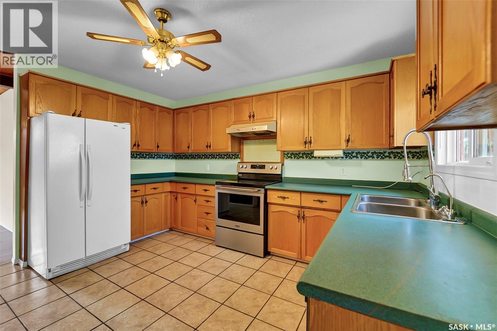 504 4Th Avenue W, Biggar, SK - Indoor Photo Showing Kitchen With Double Sink