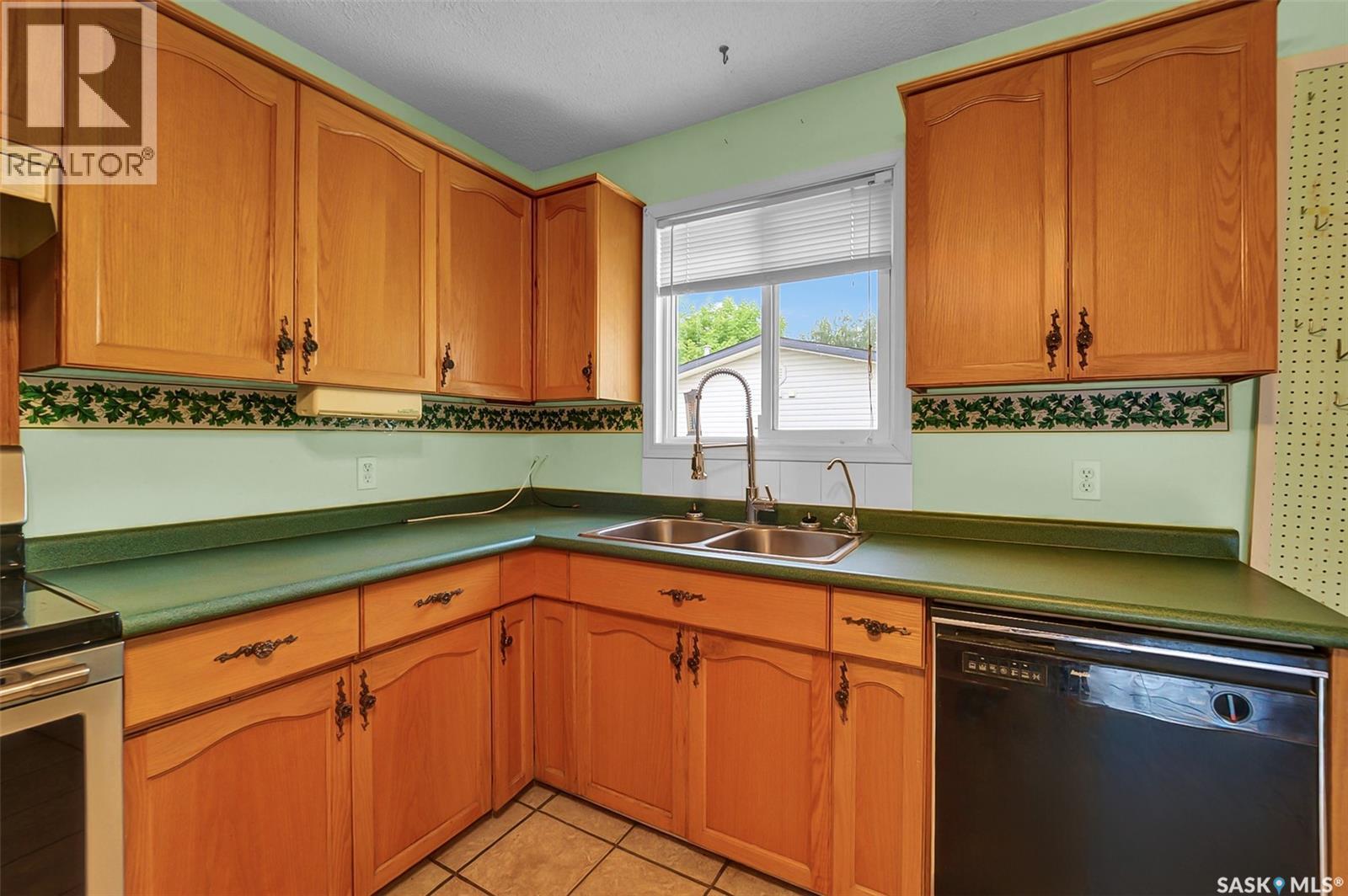 504 4Th Avenue W, Biggar, SK - Indoor Photo Showing Kitchen With Double Sink