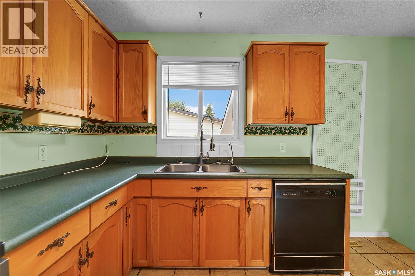 504 4Th Avenue W, Biggar, SK - Indoor Photo Showing Kitchen With Double Sink