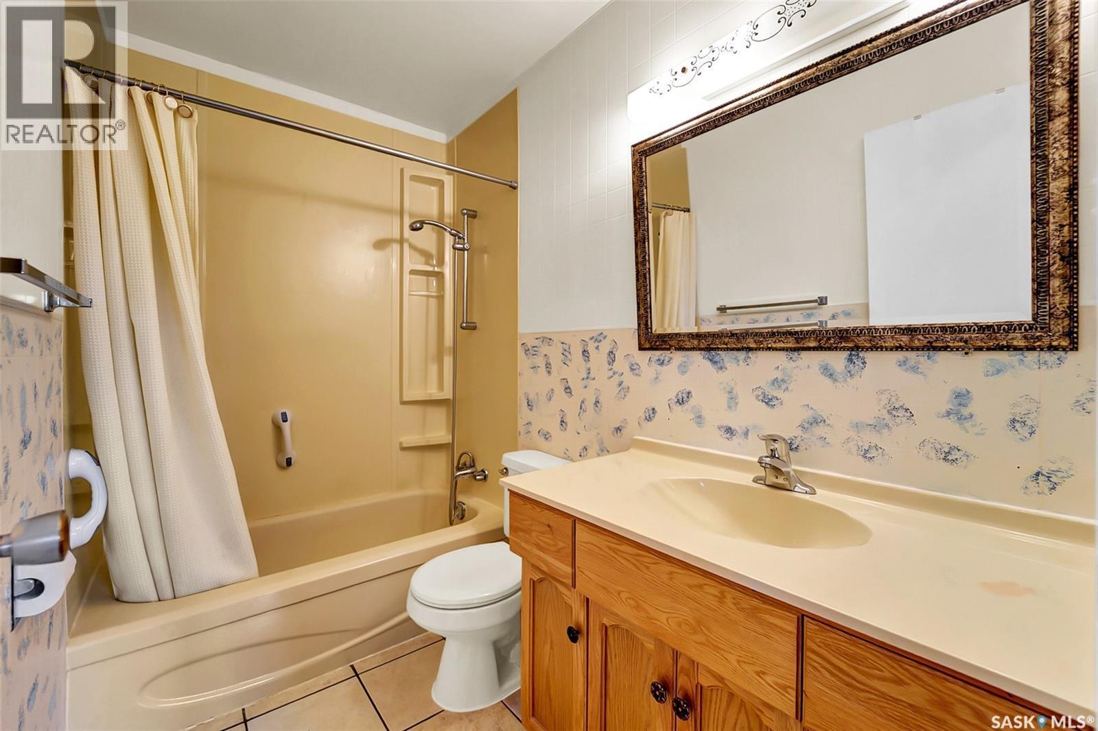 504 4Th Avenue W, Biggar, SK - Indoor Photo Showing Bathroom
