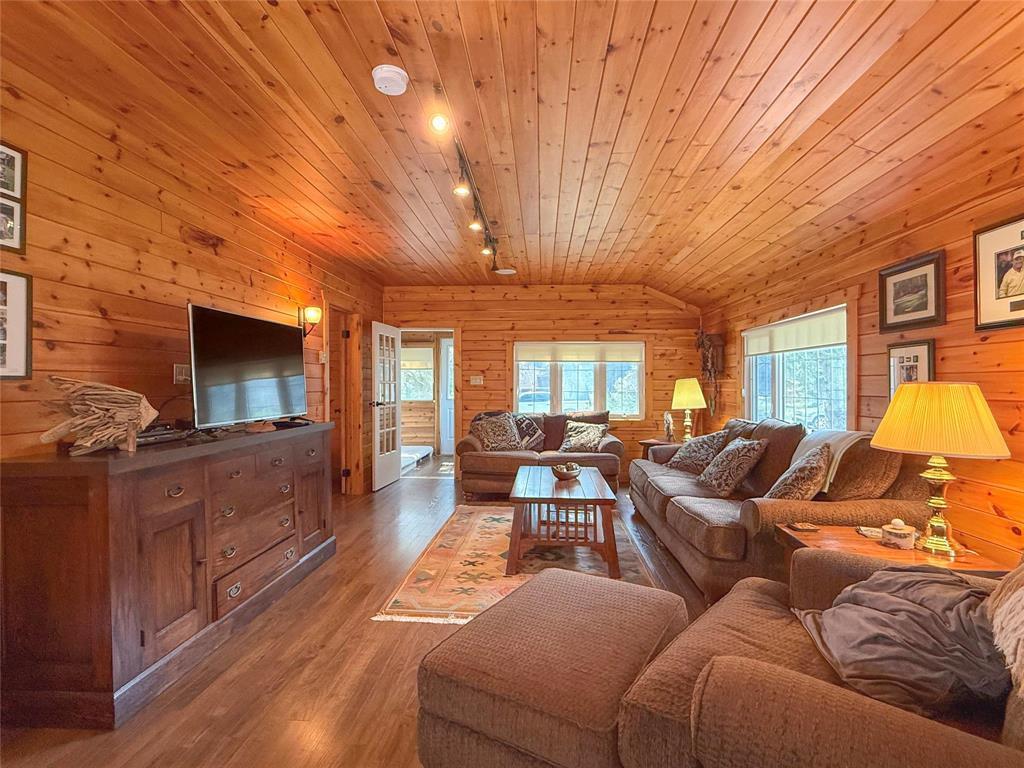 154 Crocus Street, Clear Lake, MB - Indoor Photo Showing Living Room