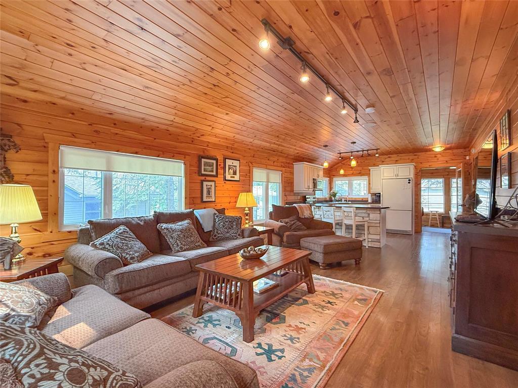 154 Crocus Street, Clear Lake, MB - Indoor Photo Showing Living Room
