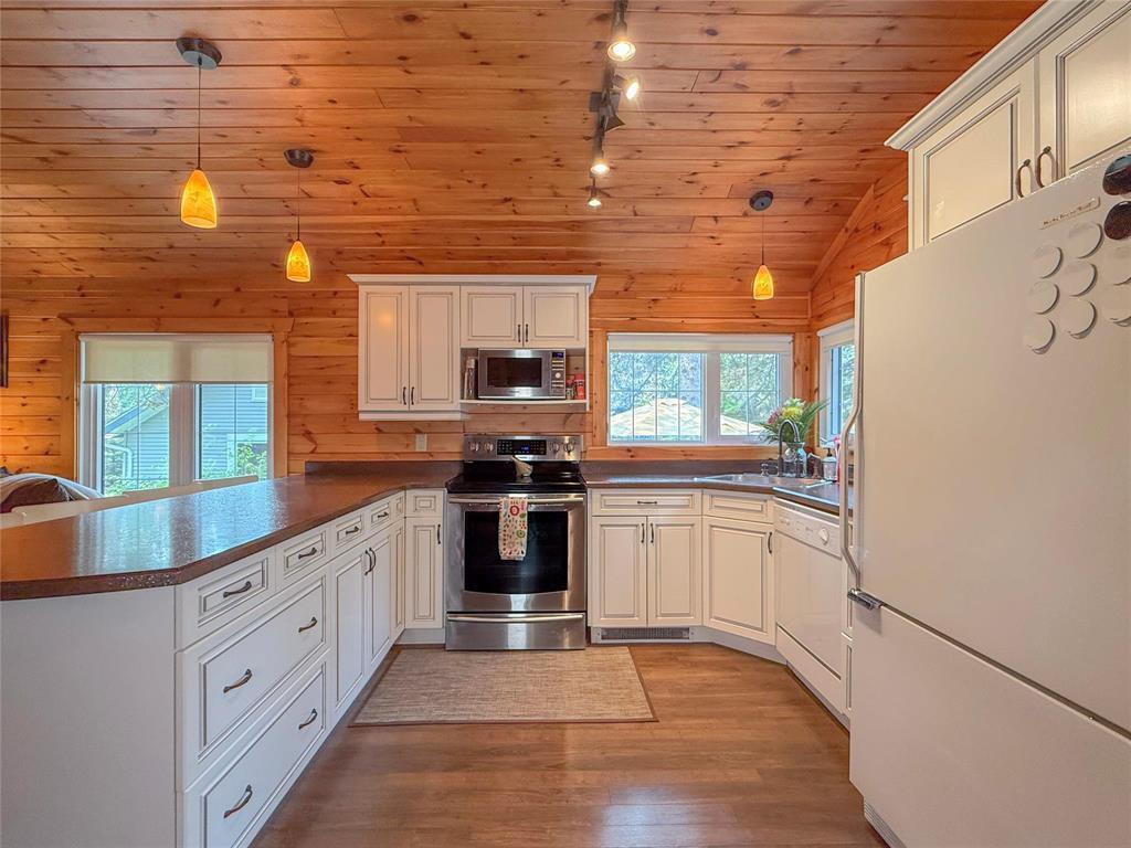 154 Crocus Street, Clear Lake, MB - Indoor Photo Showing Kitchen
