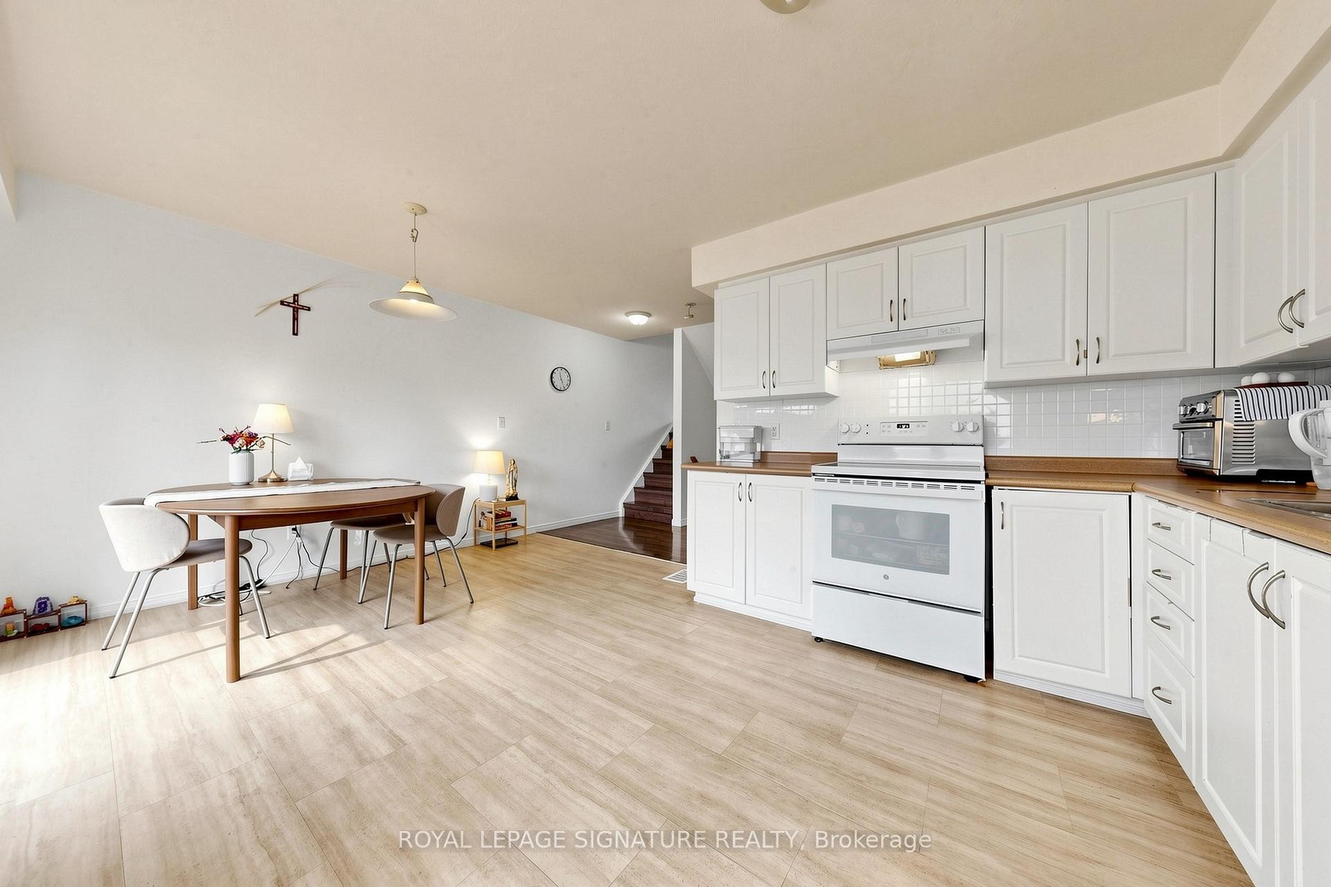 A5-110 Activa Avenue, Kitchener, ON - Indoor Photo Showing Kitchen