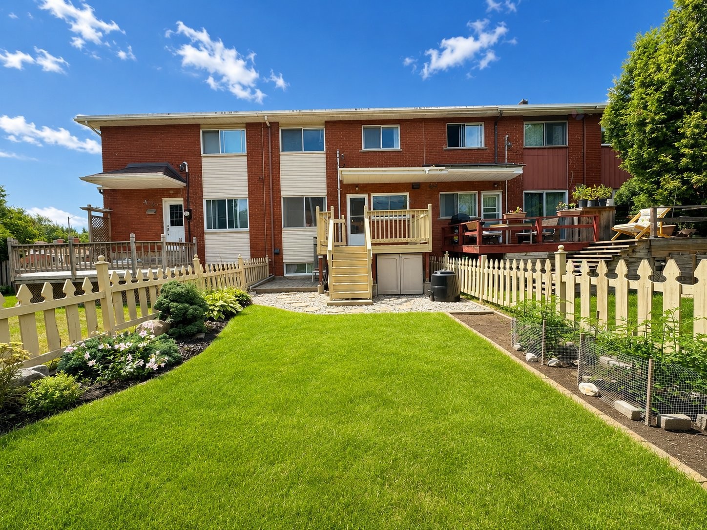 Courtyard - 119 Av. Pendennis, Pointe-Claire, QC - Outdoor With Deck Patio Veranda