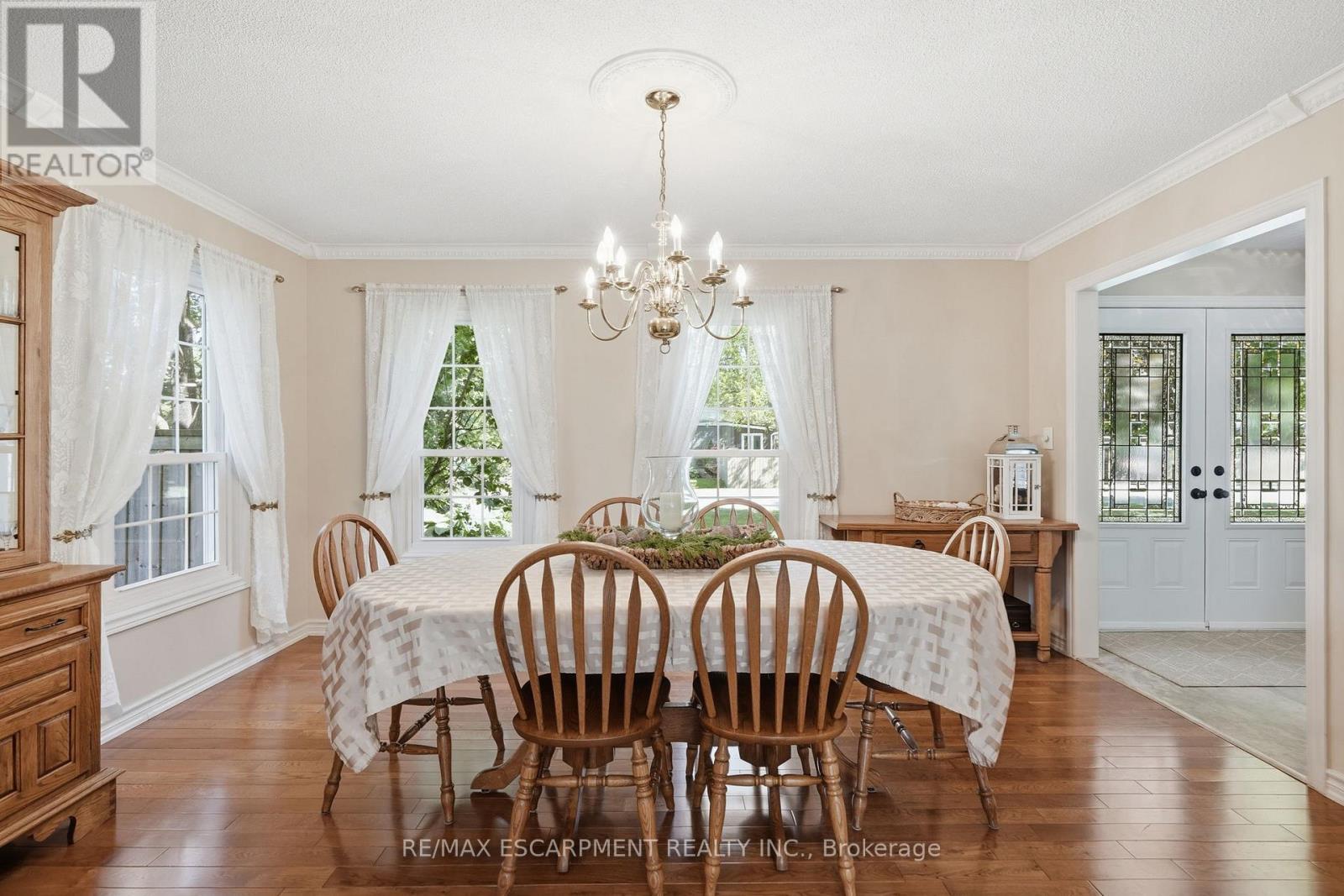 1 Meander Close, Hamilton, ON - Indoor Photo Showing Dining Room