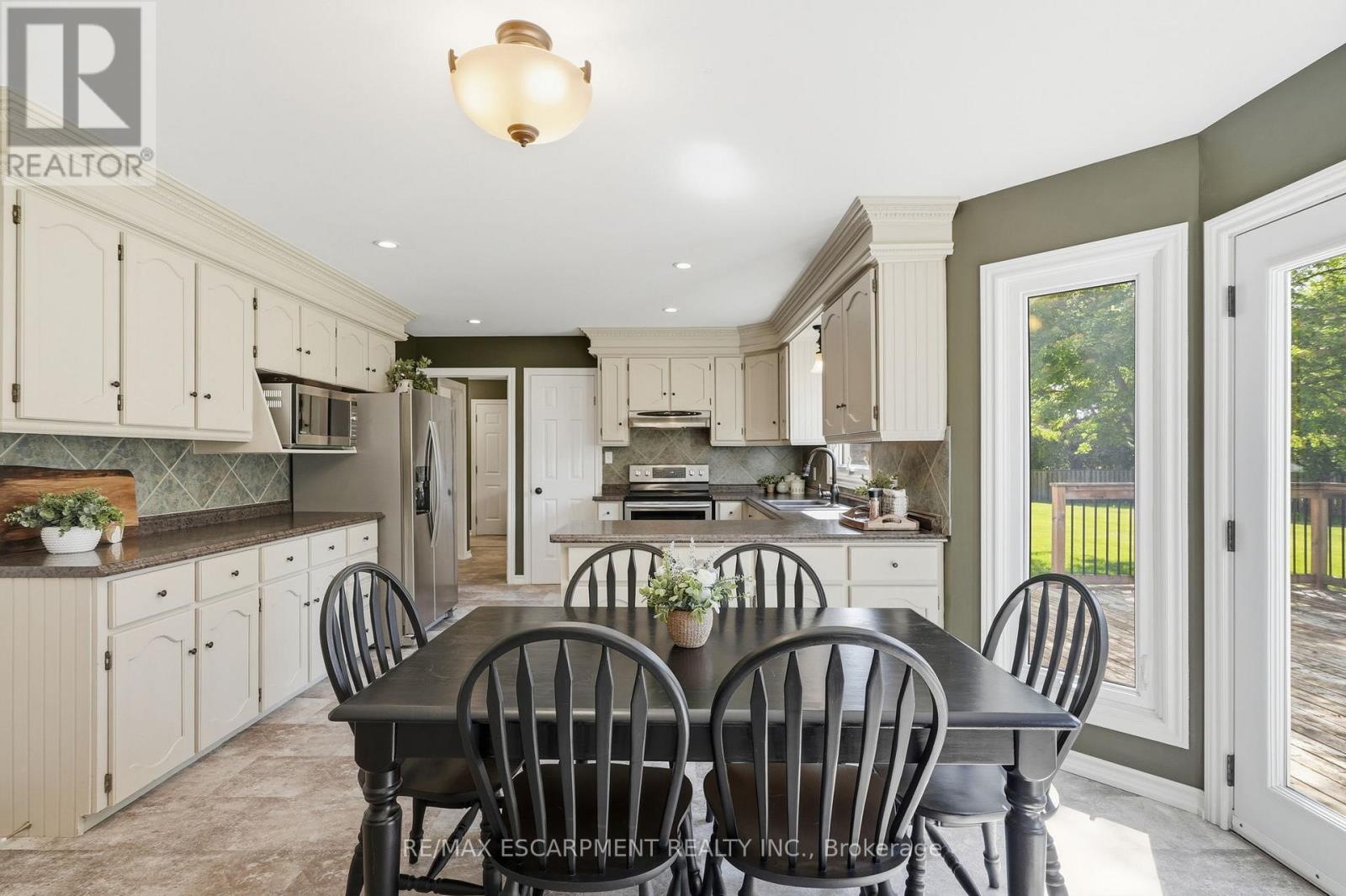 1 Meander Close, Hamilton, ON - Indoor Photo Showing Dining Room