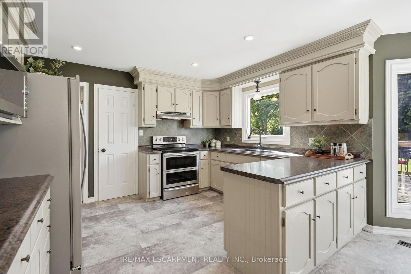 1 Meander Close, Hamilton, ON - Indoor Photo Showing Kitchen