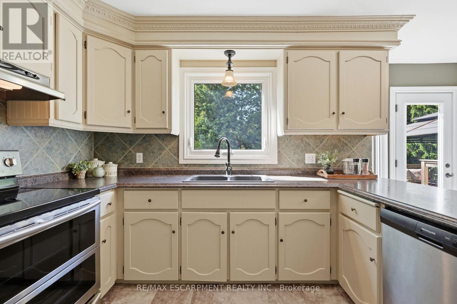 1 Meander Close, Hamilton, ON - Indoor Photo Showing Kitchen With Double Sink