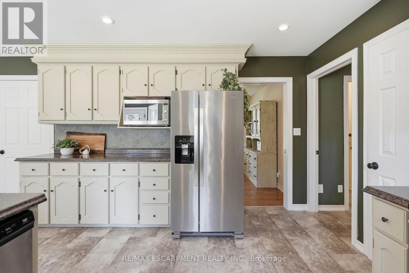 1 Meander Close, Hamilton, ON - Indoor Photo Showing Kitchen