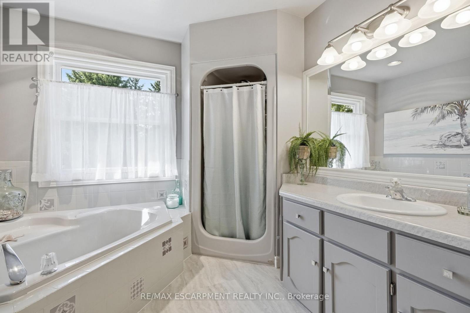 1 Meander Close, Hamilton, ON - Indoor Photo Showing Bathroom