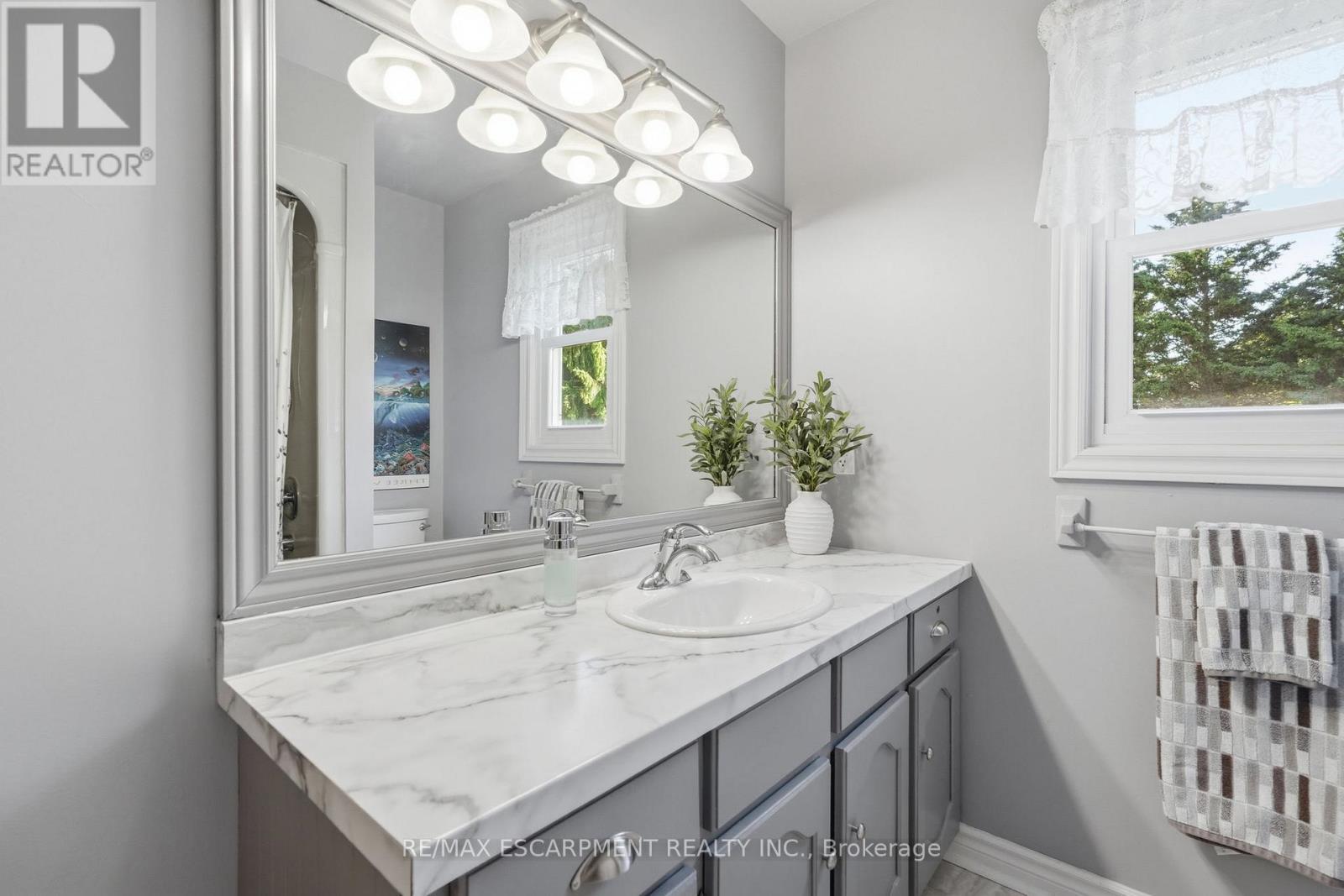 1 Meander Close, Hamilton, ON - Indoor Photo Showing Bathroom