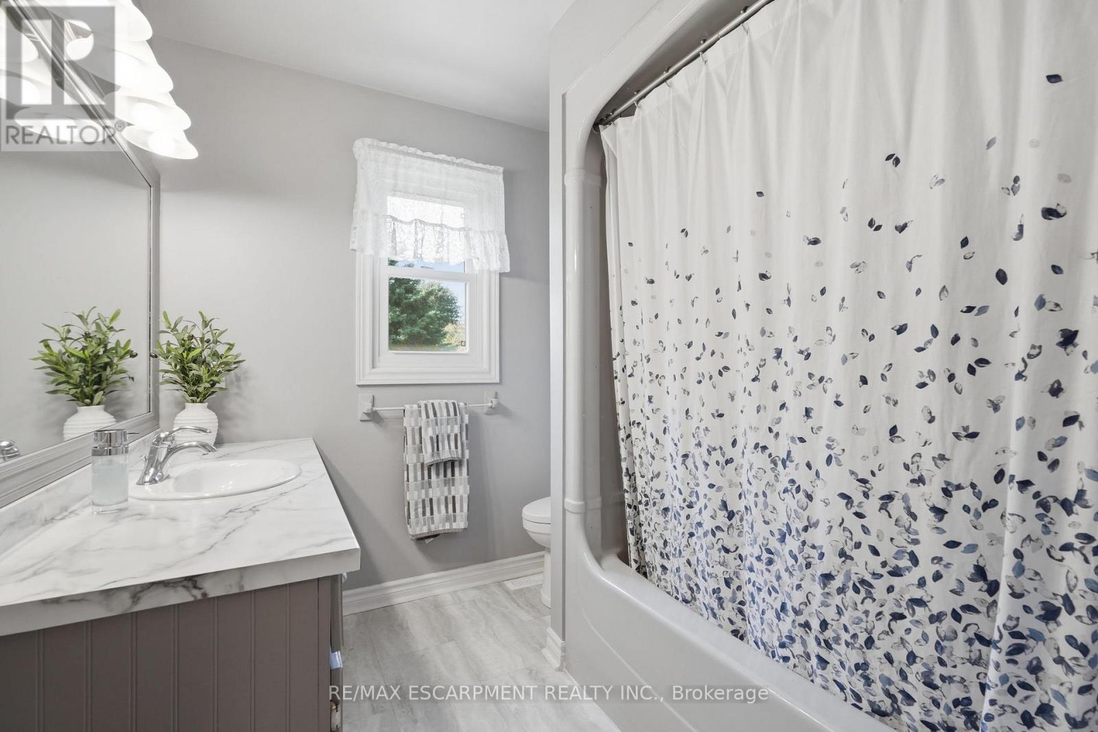 1 Meander Close, Hamilton, ON - Indoor Photo Showing Other Room