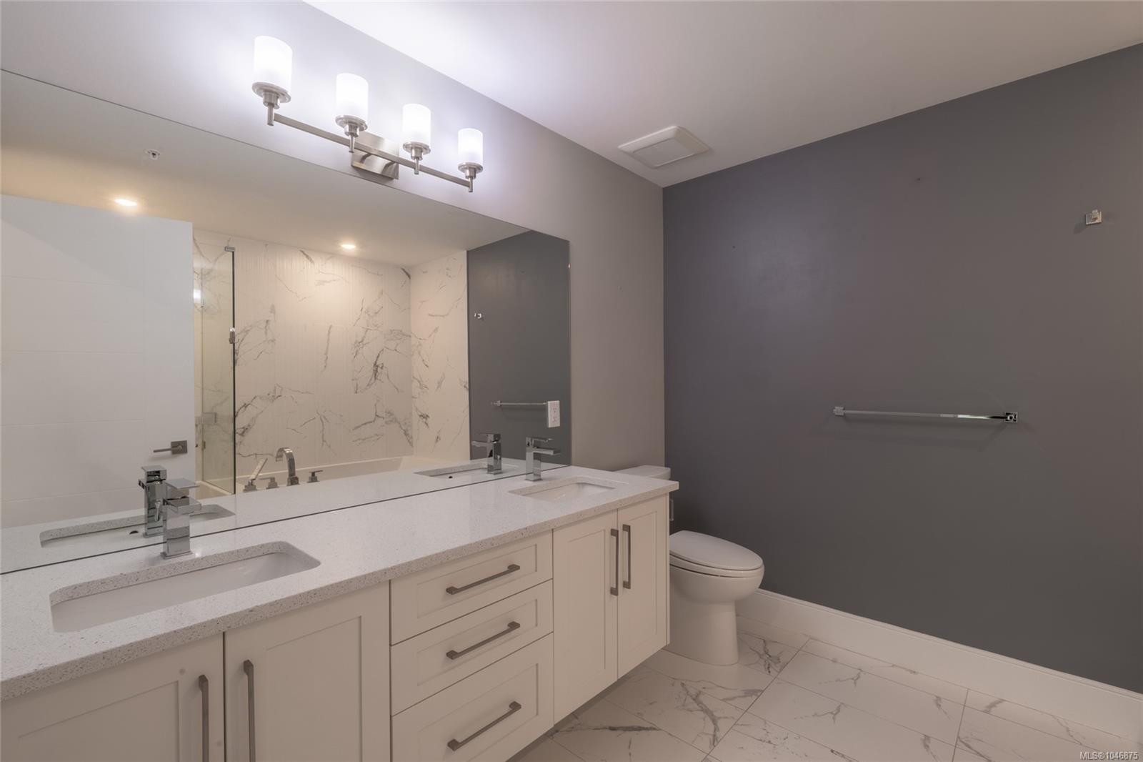 #302-2526 Bevan Ave, Sidney, BC - Indoor Photo Showing Bathroom