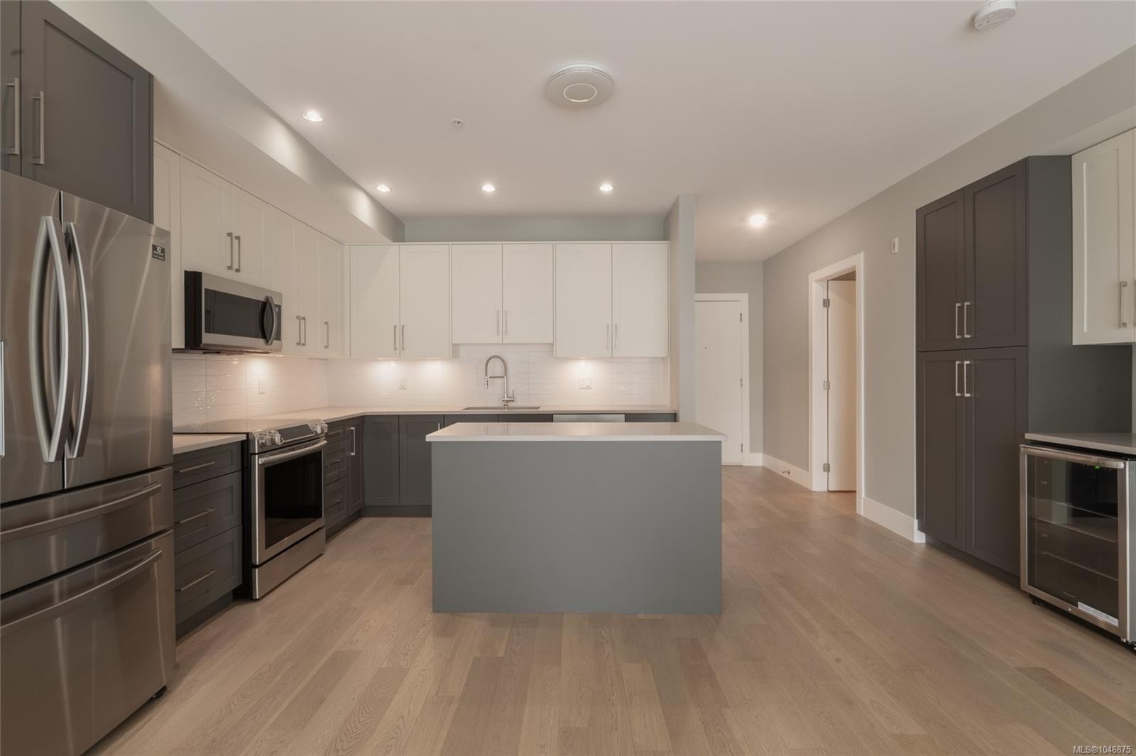 #302-2526 Bevan Ave, Sidney, BC - Indoor Photo Showing Kitchen With Stainless Steel Kitchen With Upgraded Kitchen