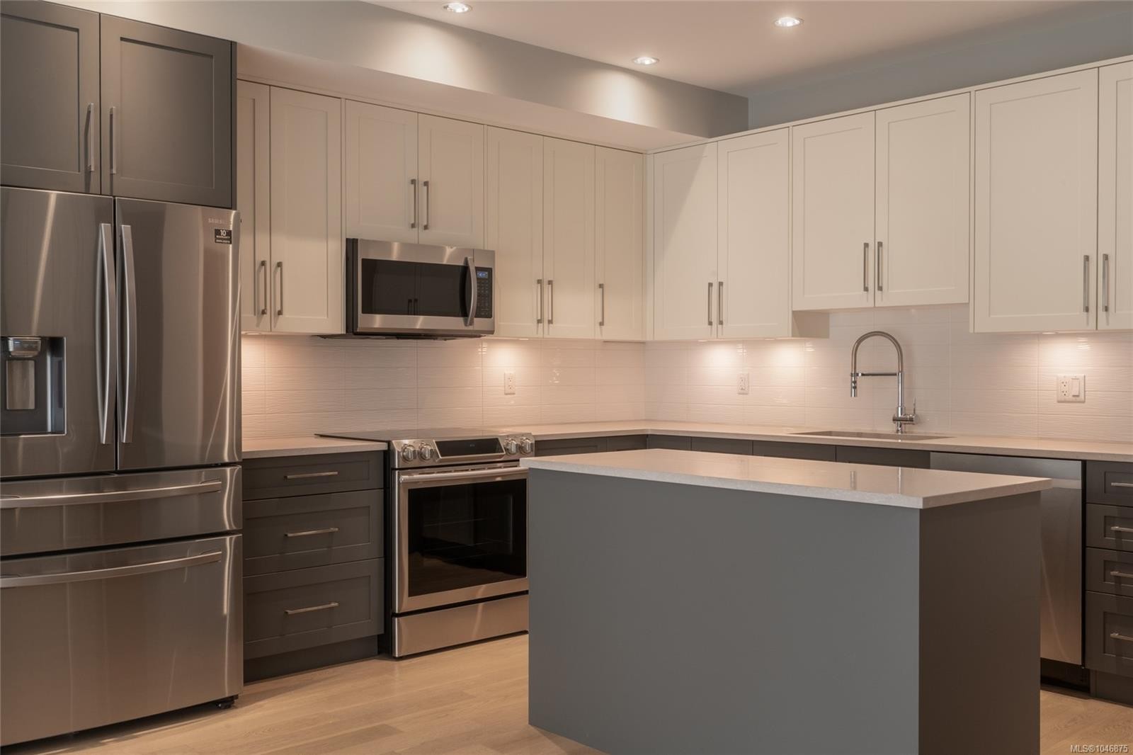 #302-2526 Bevan Ave, Sidney, BC - Indoor Photo Showing Kitchen With Stainless Steel Kitchen With Upgraded Kitchen