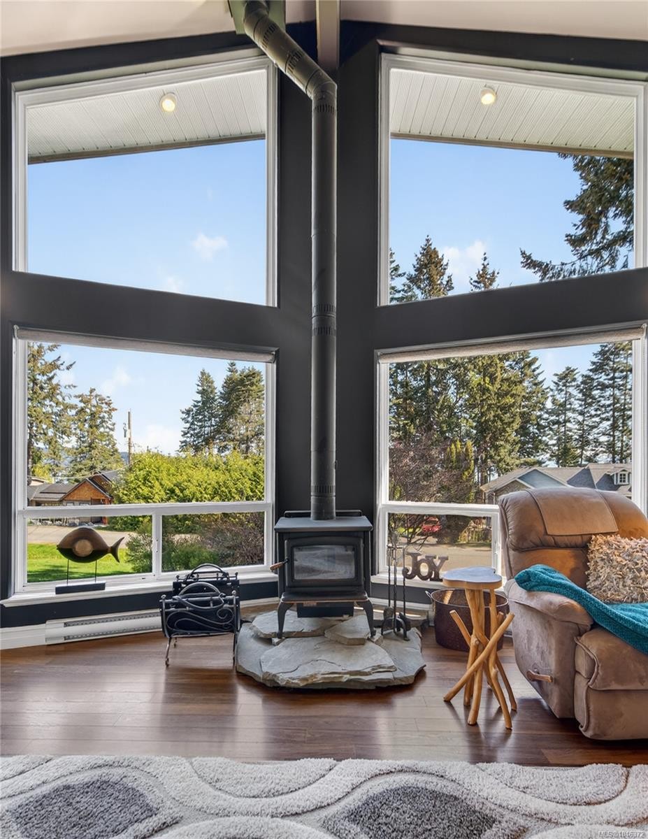 4594 Maple Guard Dr, Bowser, BC