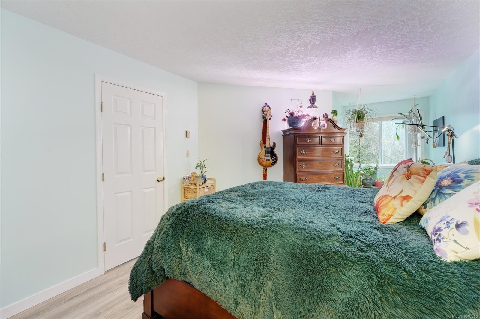 #208-9882 Fifth St, Sidney, BC - Indoor Photo Showing Bedroom