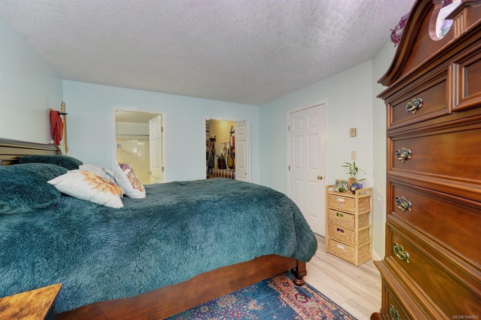 #208-9882 Fifth St, Sidney, BC - Indoor Photo Showing Bedroom