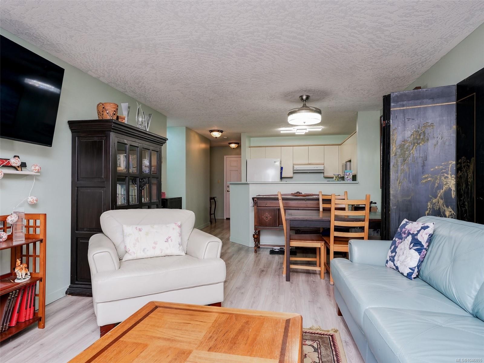 #208-9882 Fifth St, Sidney, BC - Indoor Photo Showing Living Room