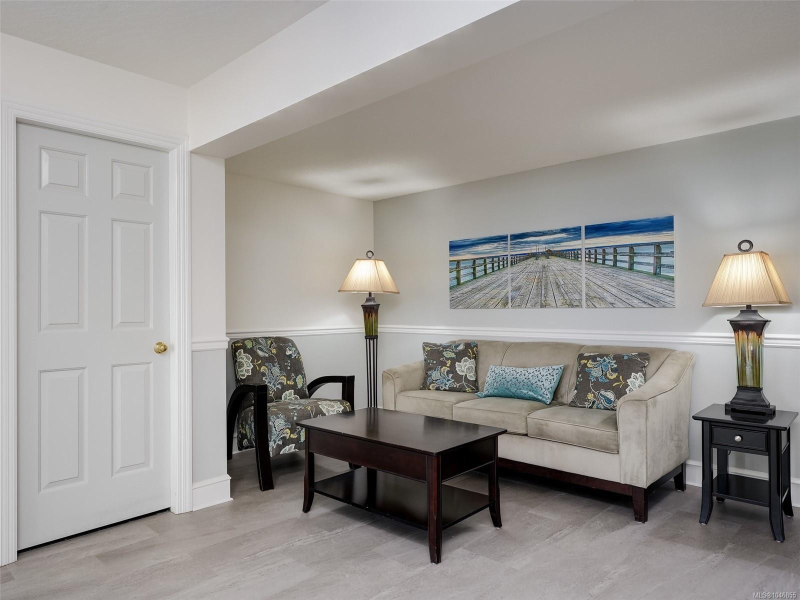 #208-9882 Fifth St, Sidney, BC - Indoor Photo Showing Living Room