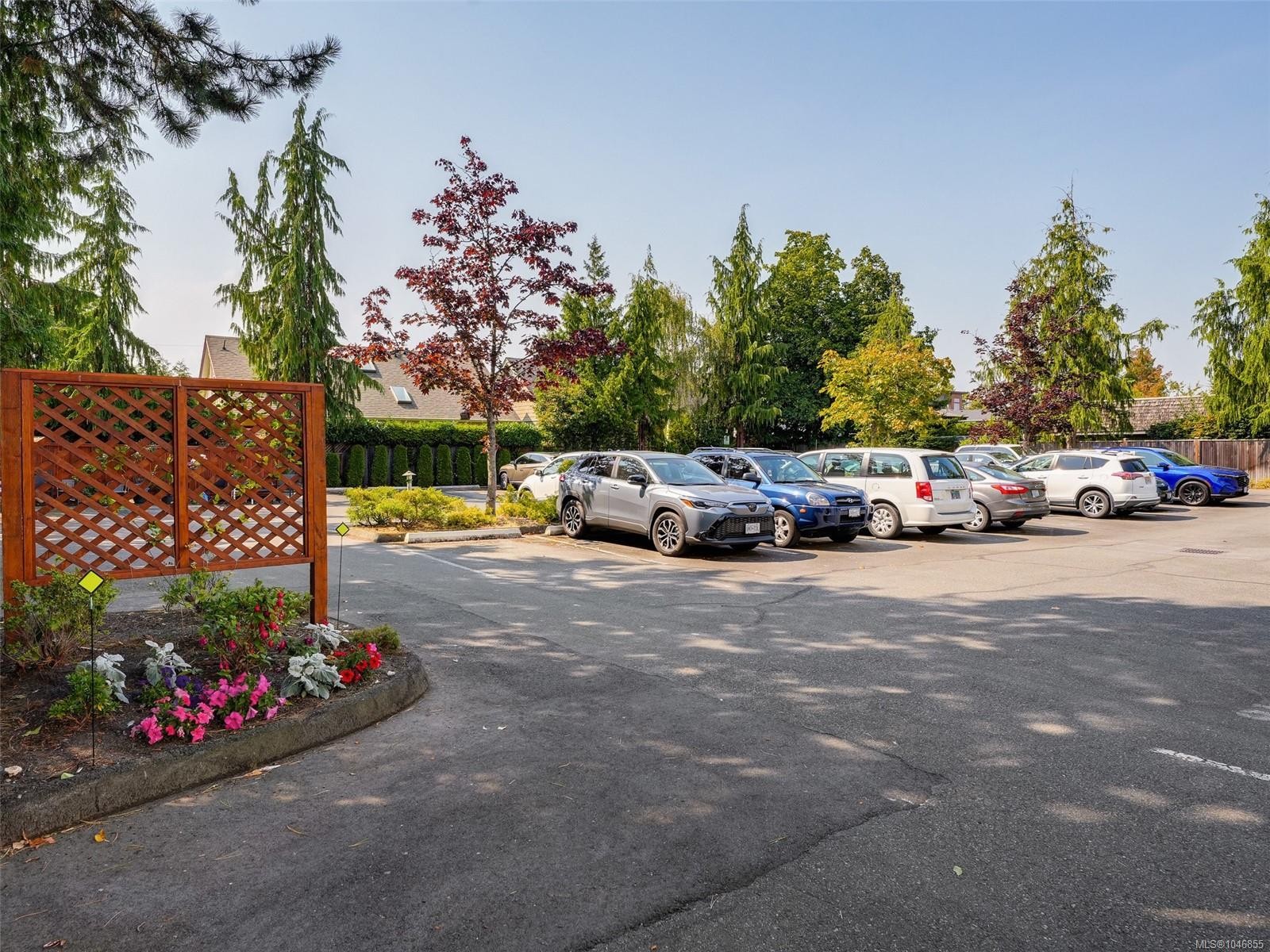 #208-9882 Fifth St, Sidney, BC - Outdoor