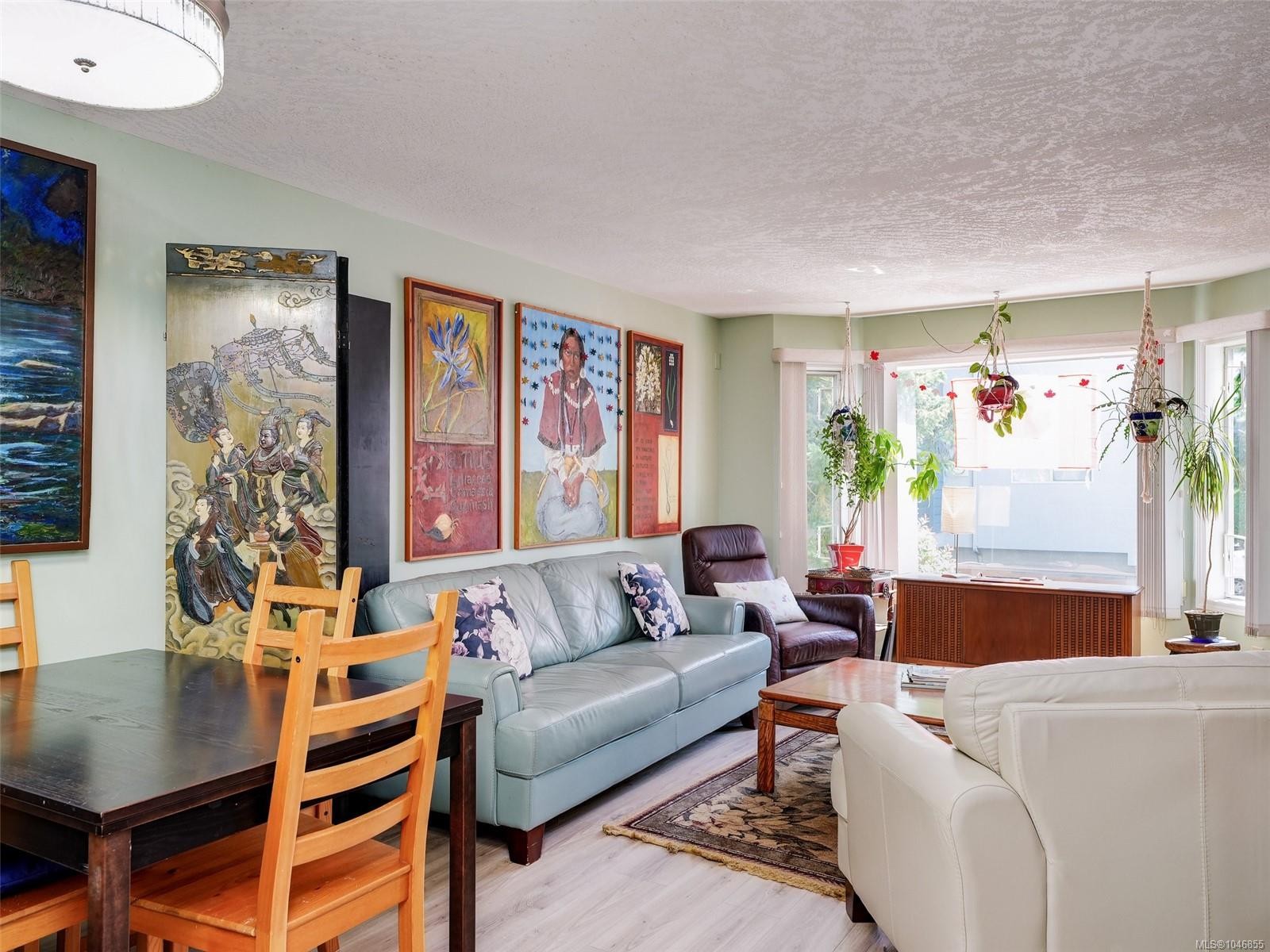 #208-9882 Fifth St, Sidney, BC - Indoor Photo Showing Living Room