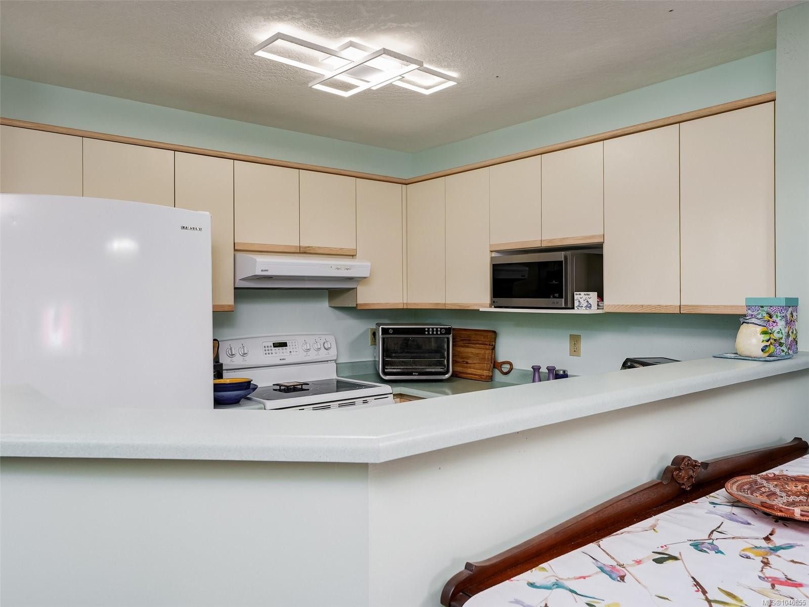 #208-9882 Fifth St, Sidney, BC - Indoor Photo Showing Kitchen