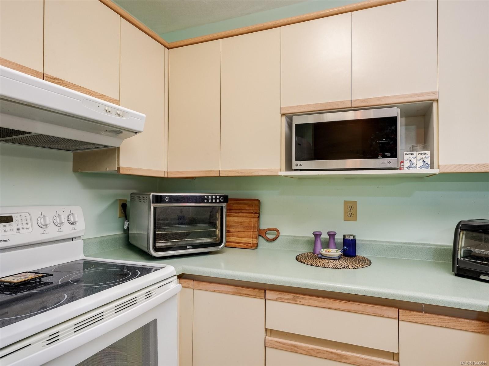 #208-9882 Fifth St, Sidney, BC - Indoor Photo Showing Kitchen
