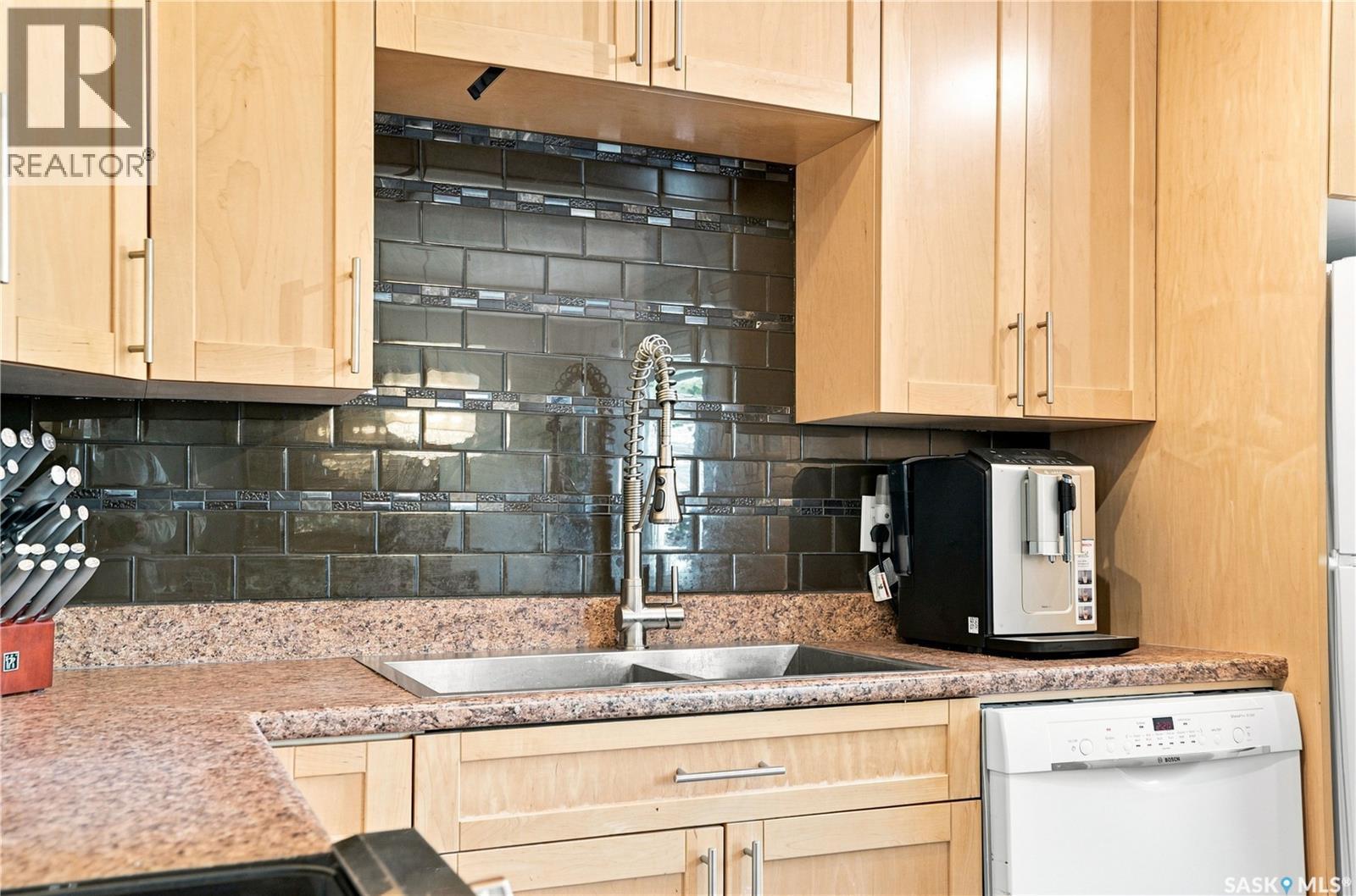 317 Simon Fraser Crescent, Saskatoon, SK - Indoor Photo Showing Kitchen With Double Sink