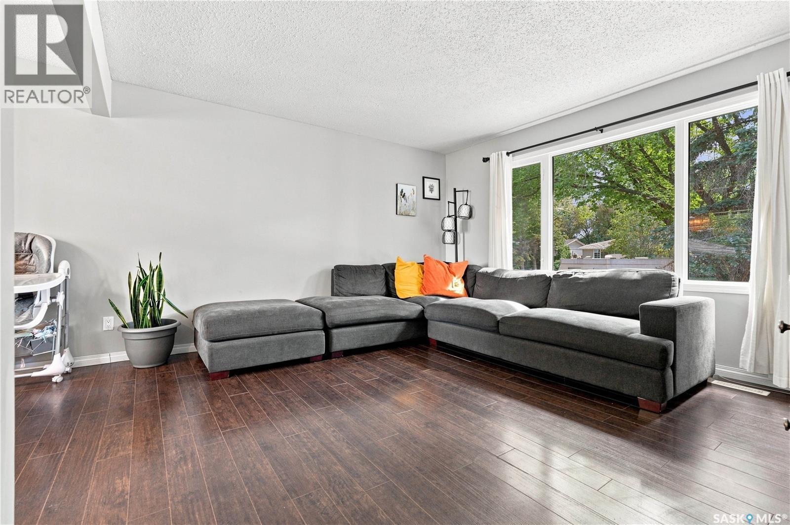 317 Simon Fraser Crescent, Saskatoon, SK - Indoor Photo Showing Living Room