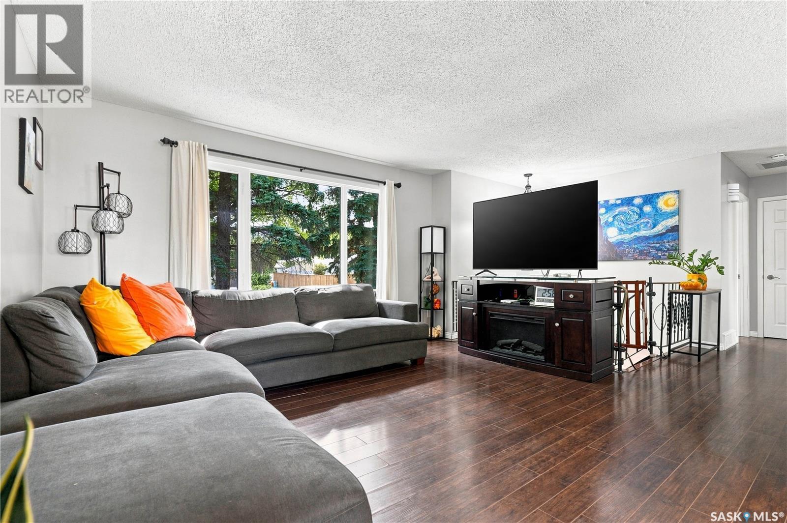 317 Simon Fraser Crescent, Saskatoon, SK - Indoor Photo Showing Living Room