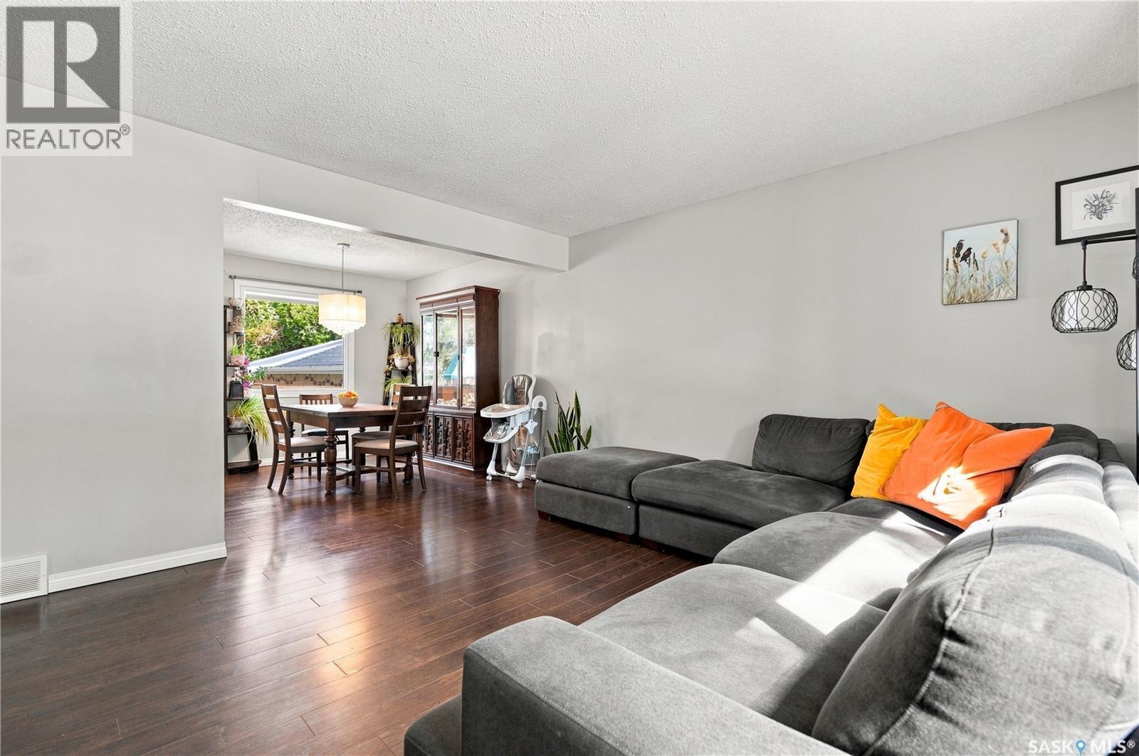317 Simon Fraser Crescent, Saskatoon, SK - Indoor Photo Showing Living Room