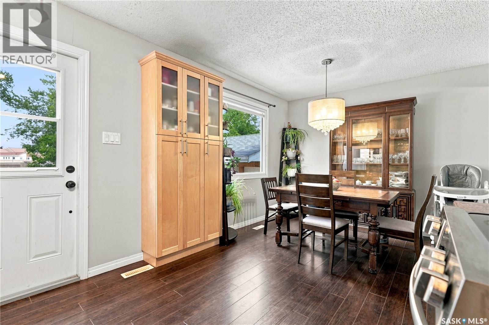 317 Simon Fraser Crescent, Saskatoon, SK - Indoor Photo Showing Dining Room