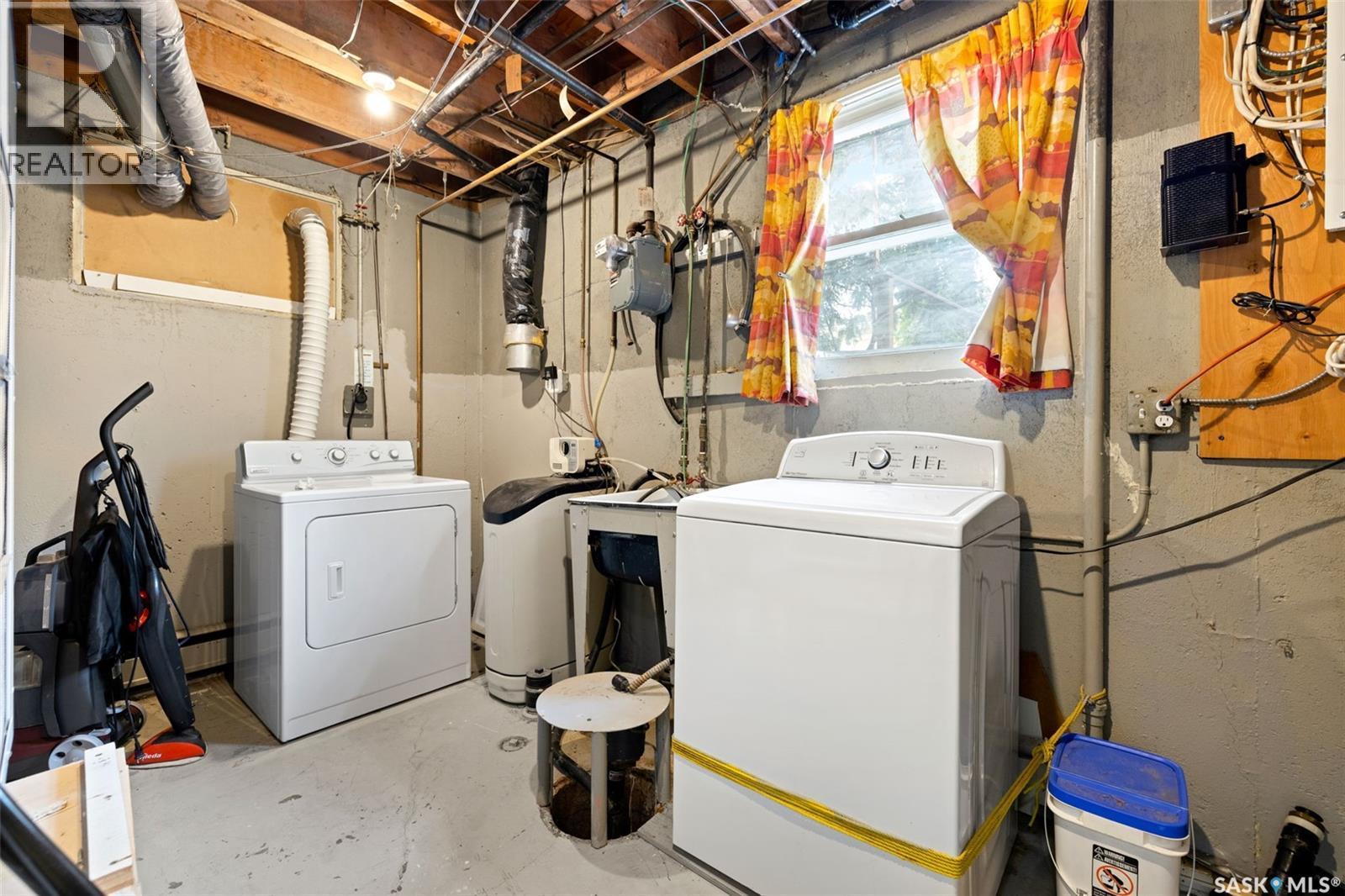 616 Broadway Avenue E, Regina, SK - Indoor Photo Showing Laundry Room