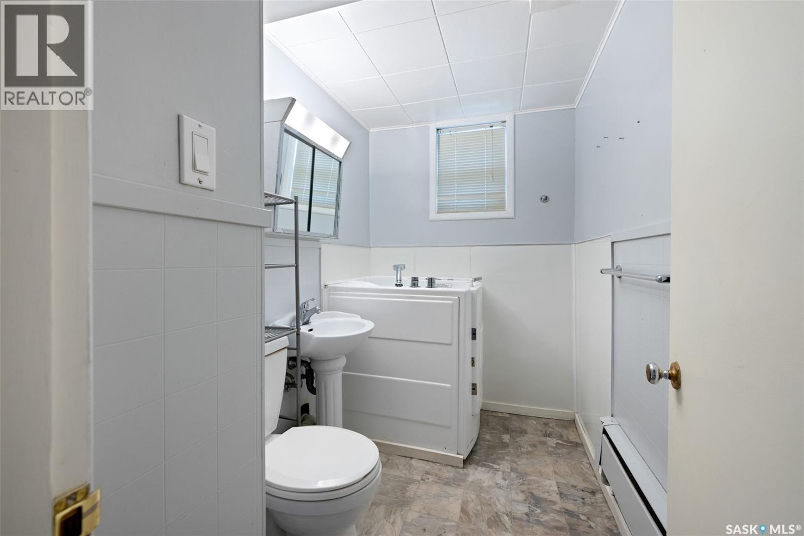 616 Broadway Avenue E, Regina, SK - Indoor Photo Showing Bathroom