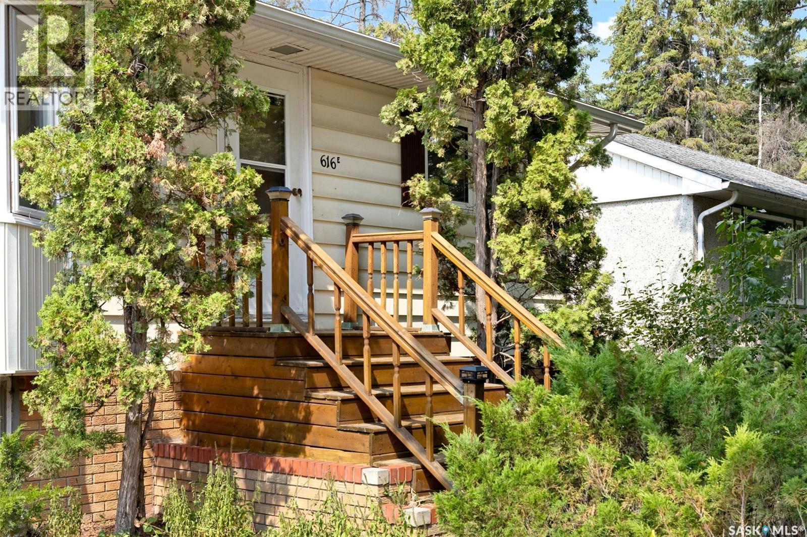 616 Broadway Avenue E, Regina, SK - Outdoor With Exterior