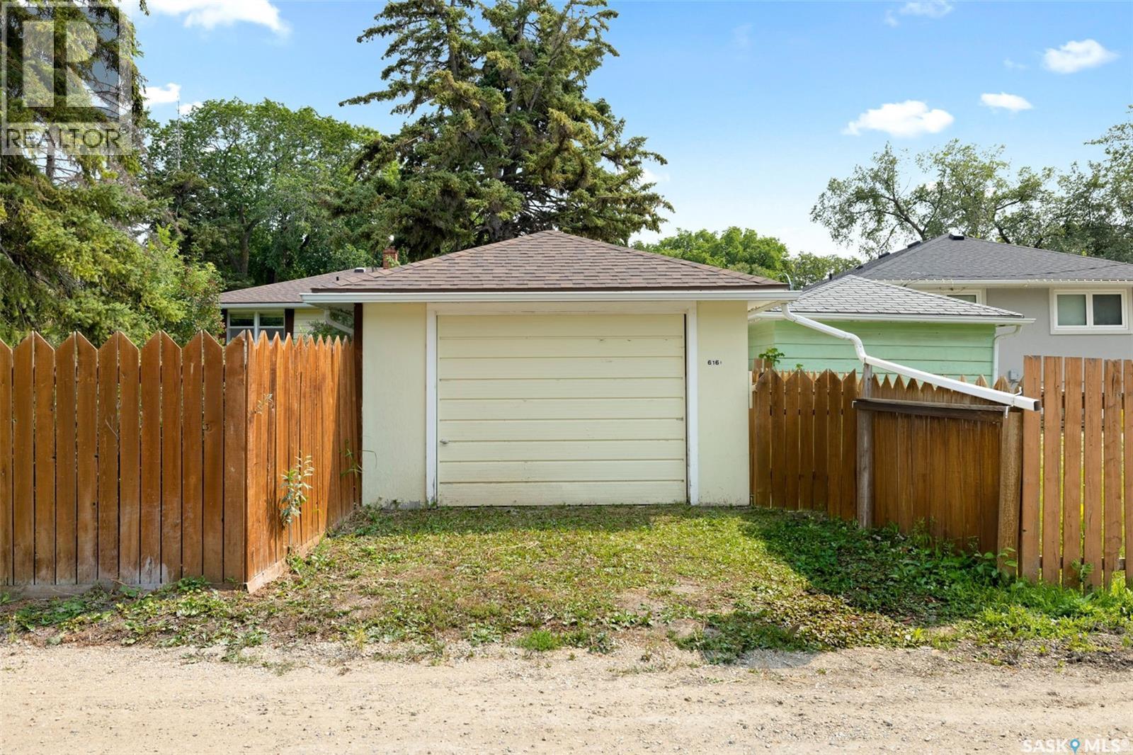 616 Broadway Avenue E, Regina, SK - Outdoor