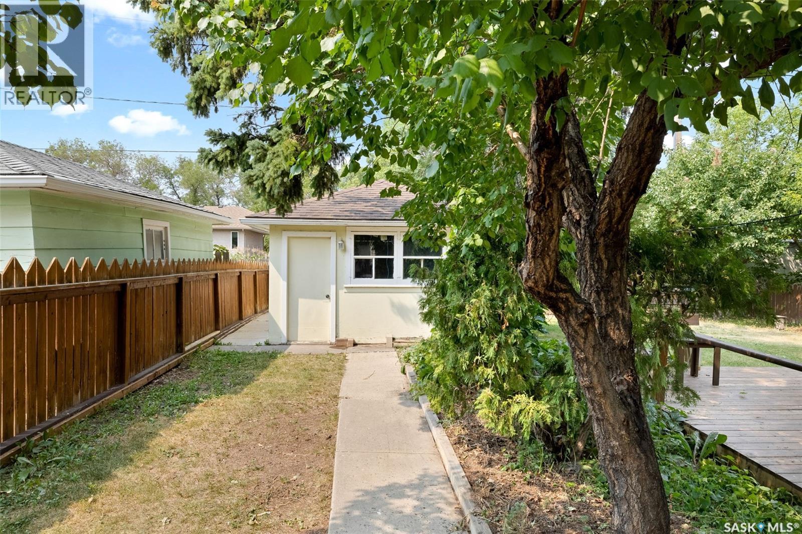 616 Broadway Avenue E, Regina, SK - Outdoor