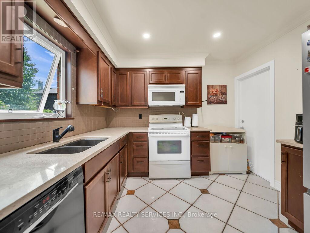 3079 Bartholomew Crescent, Mississauga, ON - Indoor Photo Showing Kitchen With Double Sink