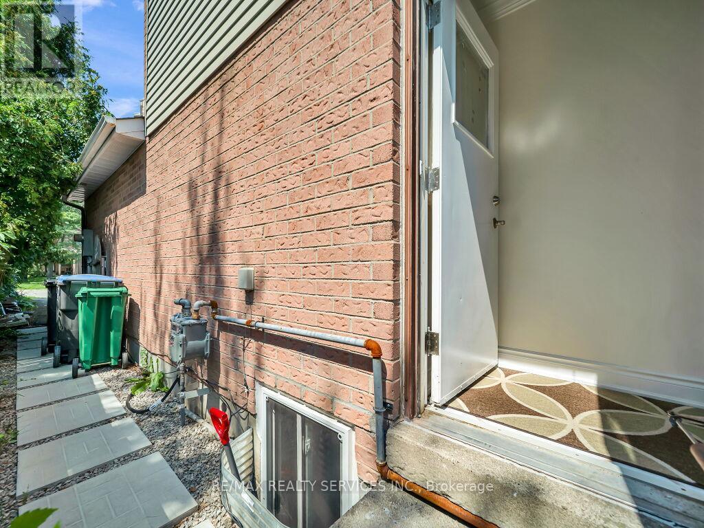 3079 Bartholomew Crescent, Mississauga, ON - With Fireplace With Exterior