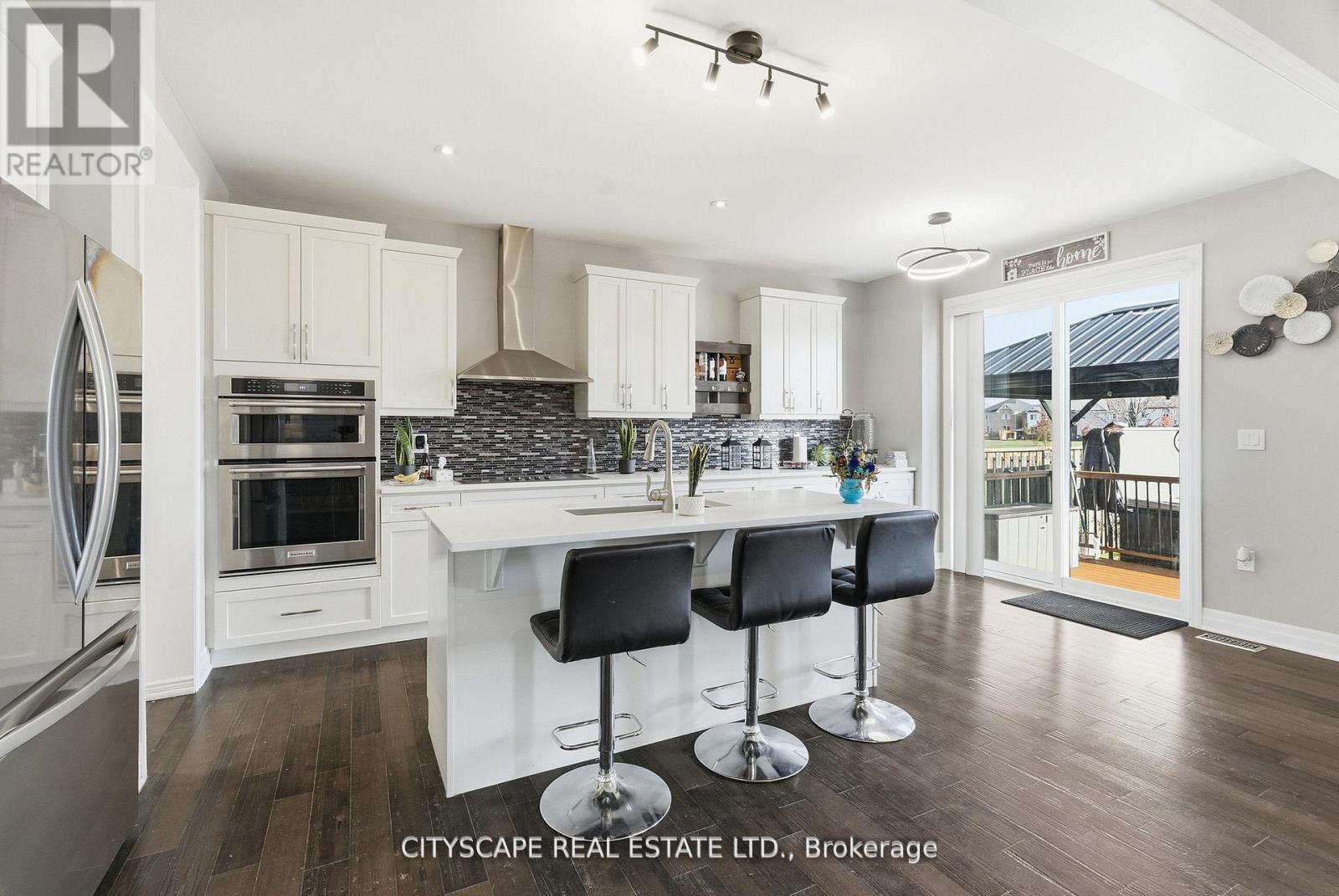 28 Celano Drive, Hamilton, ON - Indoor Photo Showing Kitchen With Upgraded Kitchen