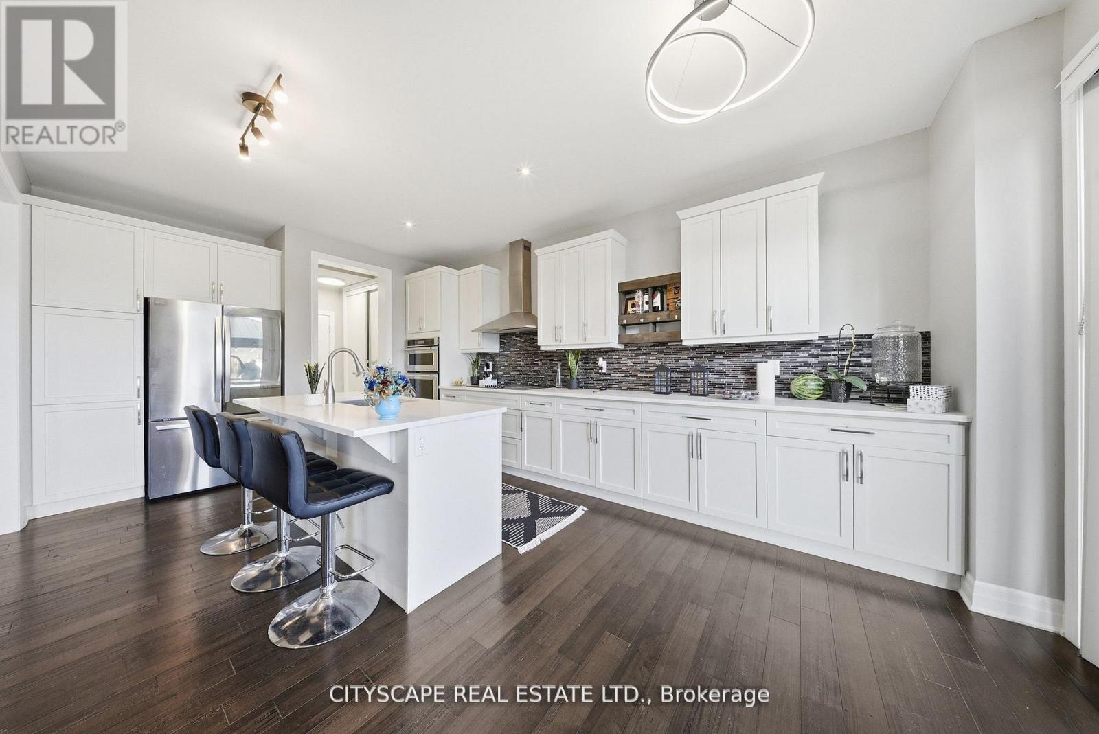 28 Celano Drive, Hamilton, ON - Indoor Photo Showing Kitchen With Upgraded Kitchen