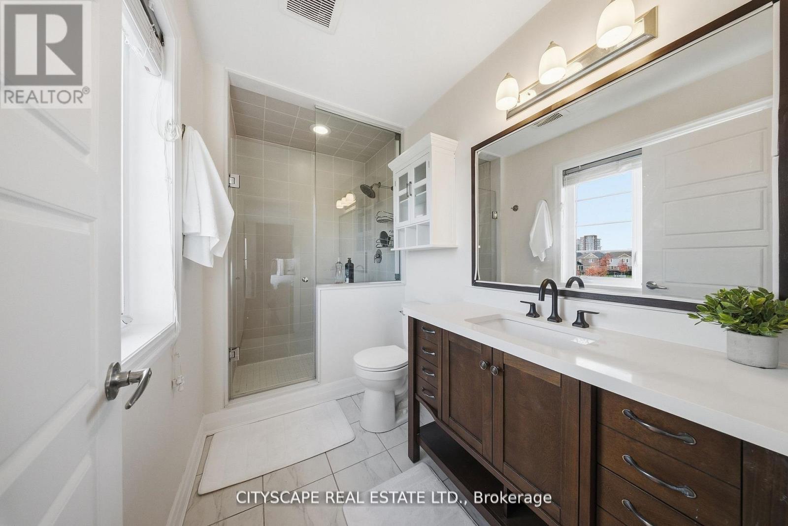 28 Celano Drive, Hamilton, ON - Indoor Photo Showing Bathroom